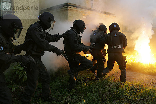Einsatzübungen eines Spezialeinsatzkommando der NRW Polizei  Notzugriff mit Hilfe von Irritationsmitteln  Pyrotechnik  Nordrhein-Westfalen  Deutschland