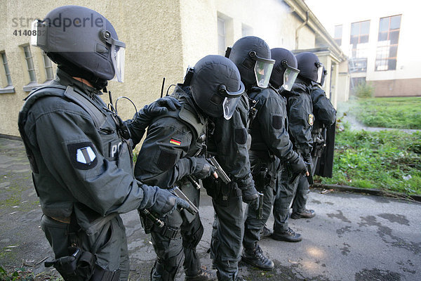 Einsatzübungen eines Spezialeinsatzkommando der NRW Polizei  Zugriff in einem Gebäude  Nordrhein-Westfalen  Deutschland