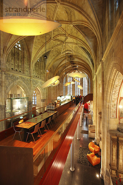 Lobby und Bar  Kruisheren Hotel  Kirchenschiff  ehemals Kruisherenklooster  Kreuzherrenkloster  Kirche aus dem 15. Jahrhundert  Maastricht  Niederlande