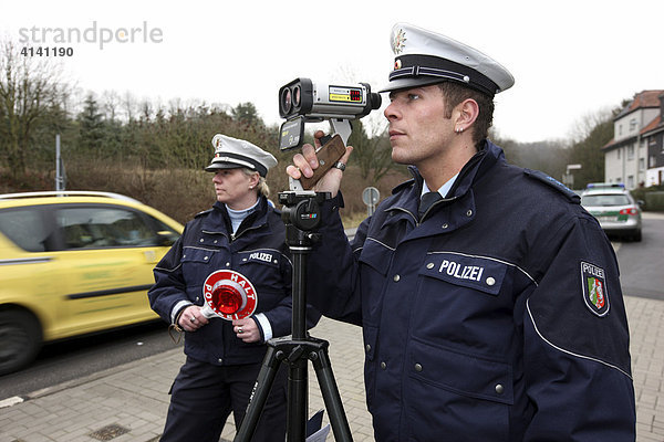 Geschwindigkeitskontrolle der Polizei mit einem Laser Geschwindigkeits Messgerät  Mettmann  Nordrhein-Westfalen  Deutschland  Europa