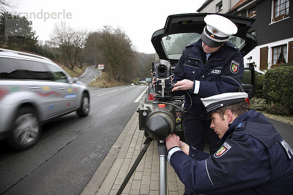 Polizeibeamte bauen Radarkontrolle auf  Mettmann  Nordrhein-Westfalen  Deutschland  Europa