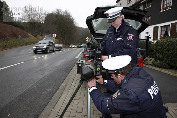 Polizeibeamte bauen Radarkontrolle auf  Mettmann  Nordrhein-Westfalen  Deutschland  Europa