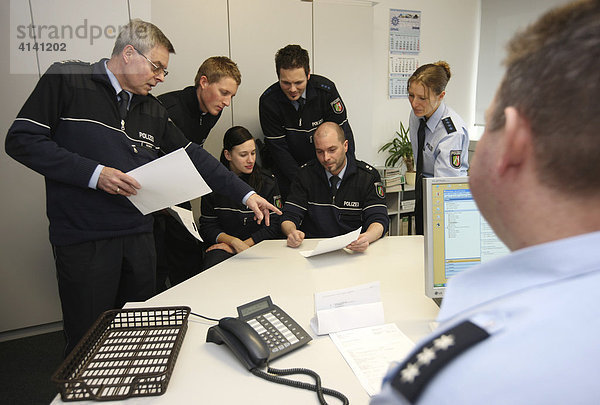 Dienstbesprechung zu Schichtbegin bei der Kreispolizeibehörde Mettmann  Nordrhein-Westfalen  Deutschland  Europa