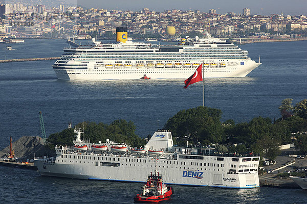 Kreuzfahrtschiff auf dem Bosporus  Istanbul  Türkei