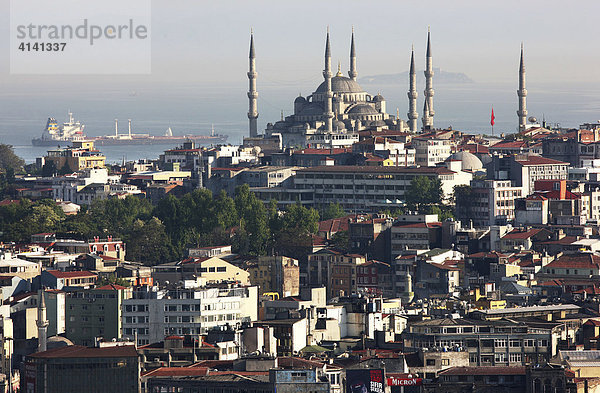 Blick über den Stadtteil Eminönü  über das Goldene Horn  Blaue Moschee  Istanbul  Türkei