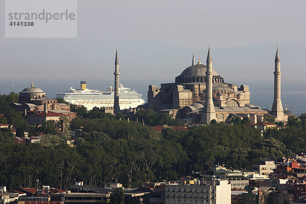 Blick über den Stadtteil Eminönü  über das Goldene Horn  Hagia Sophia  Kreuzfahrtschiff  Istanbul  Türkei