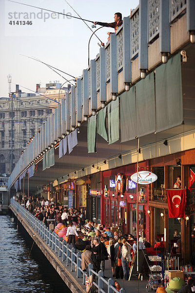 Cafes auf der Galatabrücke über das Goldene Horn  2-stöckige Straßenbrücke  oben Verkehr  unten Kneipen und Restaurants  Istanbul  Türkei