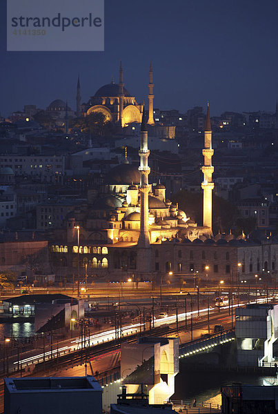 Blick über den Stadtteil Eminönü mit Galatabrücke über das Goldene Horn  Neue Moschee vorn  dahinter die Nuru Osmaniye Moschee  Istanbul  Türkei