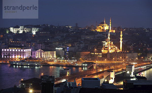 Blick über den Stadtteil Eminönü mit Galatabrücke über das Goldene Horn  Moscheen  Istanbul  Türkei
