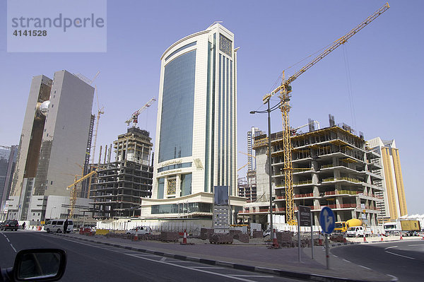 Hochhaus zwischen Baustellen in Doha  Katar