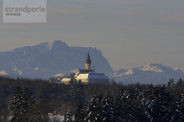 Kloster Andechs vor Zugspitze im Morgenlicht  Bayern  Deutschland