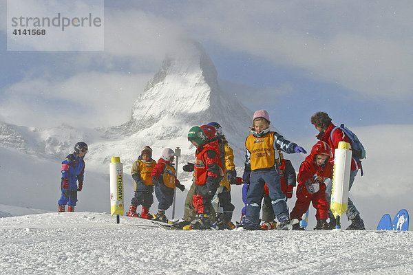 Skigebiet Zermatt  Kinder  Skischule  Matterhorn  Valais  Schweiz