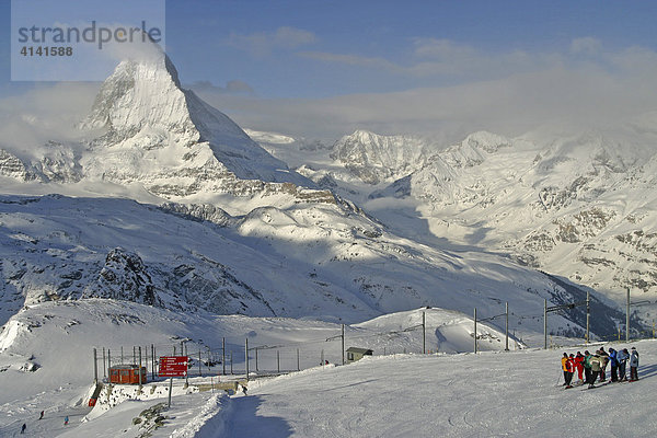 Skigebiet Zermatt  Gornergrat-Bahn neben der Piste mit Matterhorn  Wallis  Schweiz