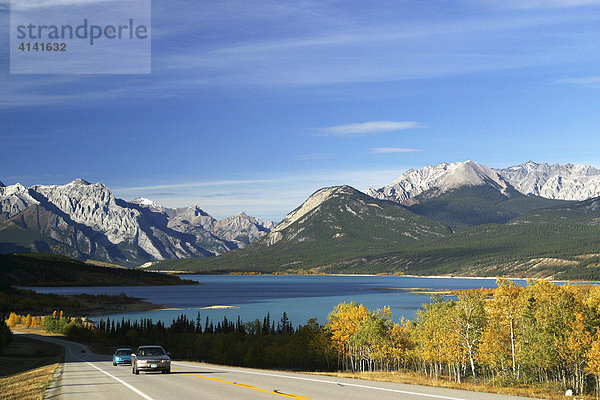 Straße am Abraham Lake  Herbststimmung  Rocky Mountains  Alberta  Kanada