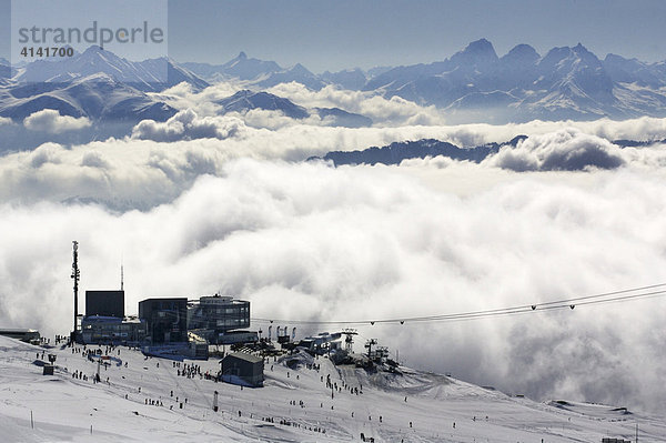 Liftstation Crap Sogn Gion im Skigebiet Weiße Arena  Flims  Laax  Falera über Wolkenmeer  Graubünden  Schweiz