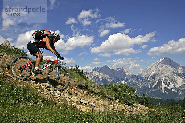 Mountainbikerin an der Forcella Ambrizzola  Dolomiten  Italien