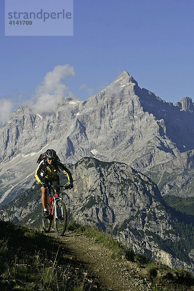 Mountainbikerin auf der Forcella-Ambrizzola Tour  mit Civetta im Hintergrund  Dolomiten  Italien