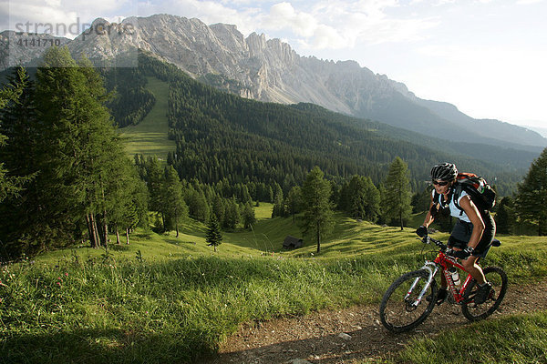 Mountainbikerin am Karerpass  Latemar im Hintergrund  Dolomiten  Italien
