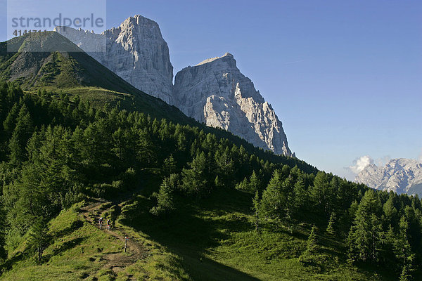 Mountainbikerinnen an der Forcella Roan  mit Monte Pelmo im Hintergrund  Dolomiten  Italien