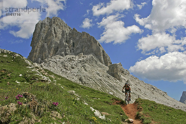 Mountainbikerinnen an der Forcella Ambrizzola  mit Becco de Mezodi  Dolomiten  Italien