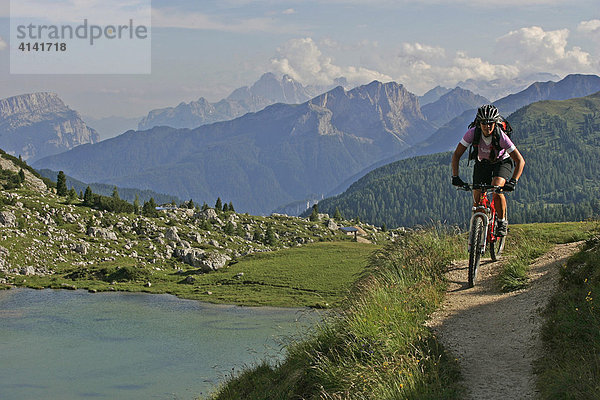 Mountainbikerin am Valparola Pass  Lago di Valparola  Dolomiten  Italien