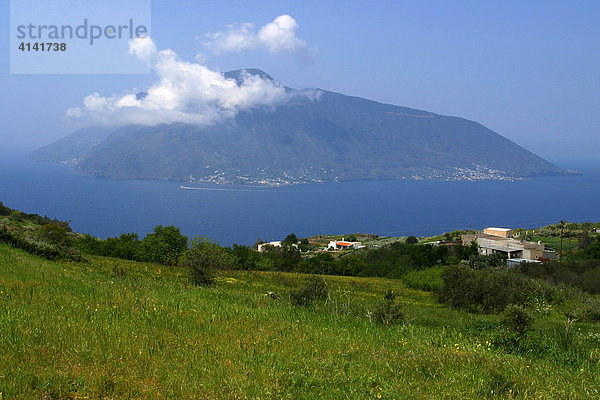 Blick auf Salina von Filicudi  Liparische Inseln  Sizilien  Provinz Messina  Italien