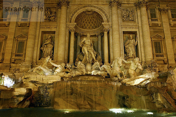 Trevi-Brunnen bei Nacht  Rom  Latium  Italien