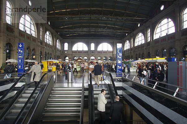 Bahnhofshalle mit Marktständen in Zürich  Schweiz