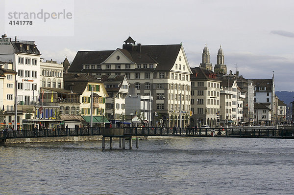 Altstadt mit Großmünster und dem Mühlesteg über die Limmat in Zürich  Schweiz