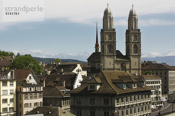 Rathaus und Großmünster in der Altstadt von Zürich  Schweiz