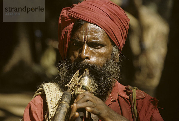 Mann bläst auf zwei shenai (indische Oboe)  Goa  Indien