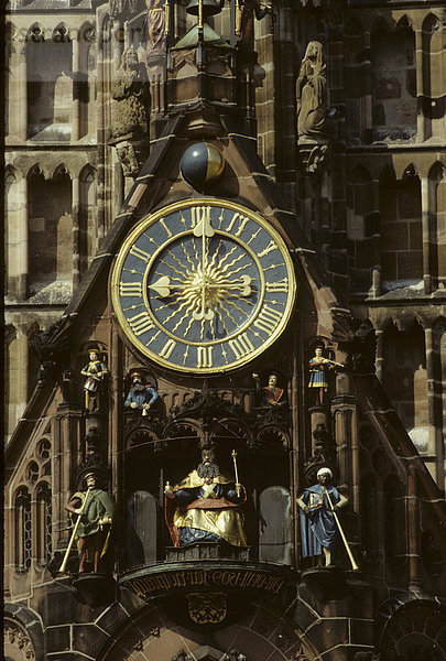 Uhr der Frauenkirche in Nürnberg  Bayern  Deutschland