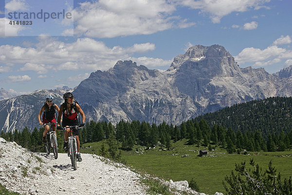 Mountainbike-Fahrerinnen an der Croda da Lago  mit Sorapis-Massiv  Dolomiten  Italien