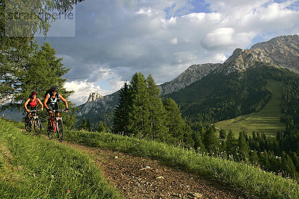 Mountainbike-Fahrerinnen am Karerpass  Dolomiten  Italien