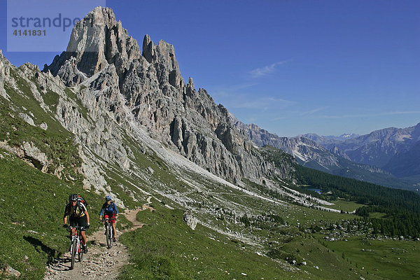 Mountainbike-Fahrerinnen an der Cima d' Ambrizzola mit Lago di Fedara  Dolomiten  Italien