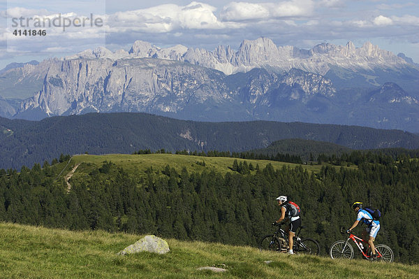 Mountainbiker und -bikerin auf der Hohen Reisch mit Blick auf die Dolomiten  Südtirol  Italien  Europa