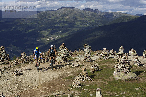 Mountainbiker und -bikerin bei den Stoanernen Mandlen auf der Hohen Reisch  Südtirol  Italien  Europa