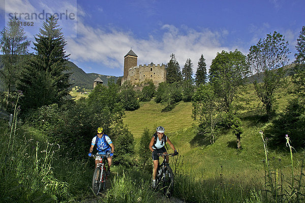 Mountainbiker und -bikerin vor Schloss Reinegg bei Sarnthein  Sarntal  Südtirol  Italien