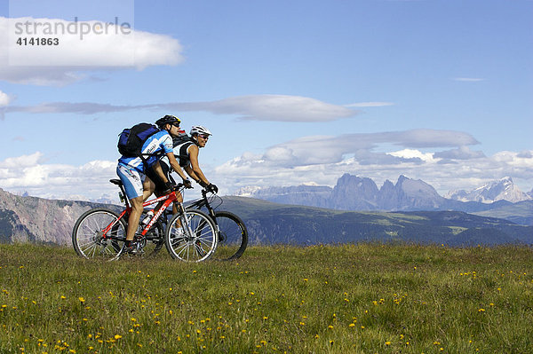 Mountainbiker und -bikerin am Auener Joch  Südtirol  Italien  Europa