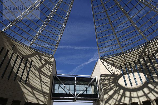 Schatten der Dachkonstruktion auf dem Museum für moderne und zeitgenössische Kunst in Trient und Rovereto  Italien