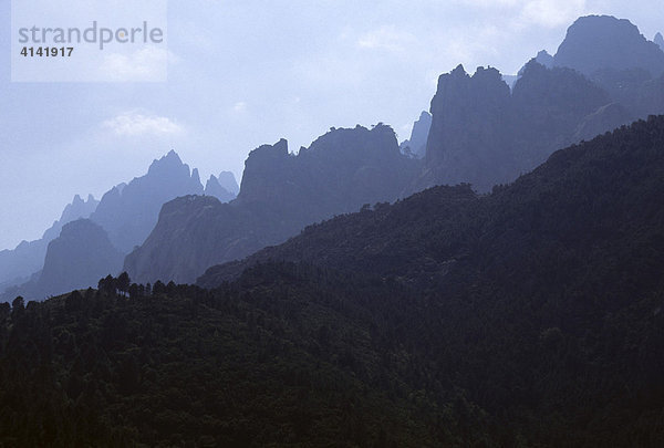 Felstürme der Aiguilles de Bavella im Gegenlicht auf der Insel Korsika  Frankreich