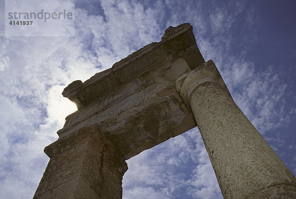 Überreste mit Säulen eines dorischen Tempels in der antiken Stadt Kamiros auf der Insel Rhodos  Dodekanes  Ägäis  Griechenland