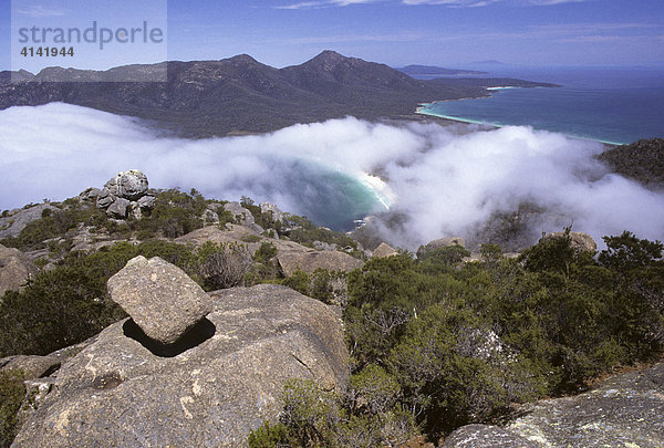 Blick auf die Wineglass Bay mit Wolken  Freycinet Halbinsel  Tasmanien  Australien