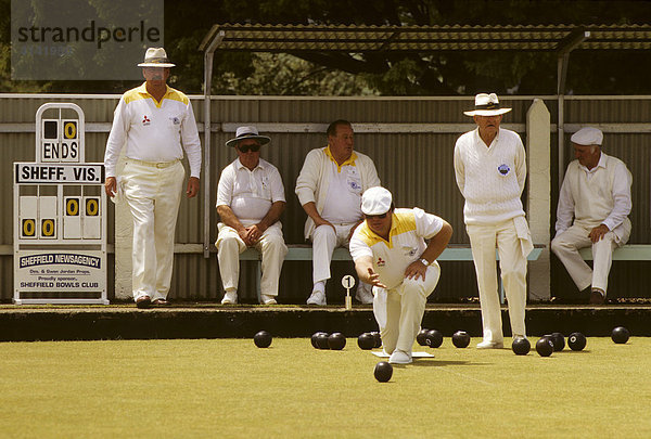 Männer beim Bowling im Sheffield Bowls Club  Sheffield  Tasmanien  Australien