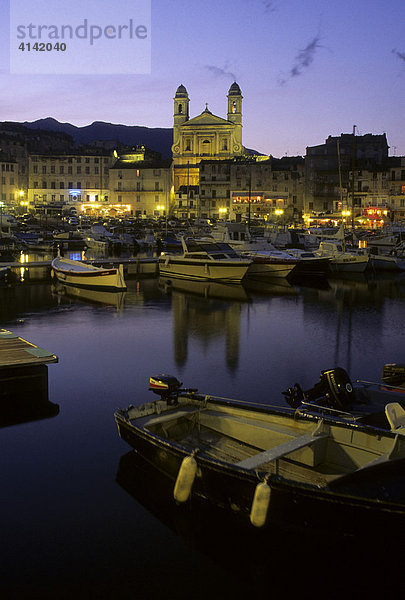Alter Yachthafen von Bastia zur blauen Stunde  hinten mit der Kirche St. Jean Baptist  Korsika  Frankreich