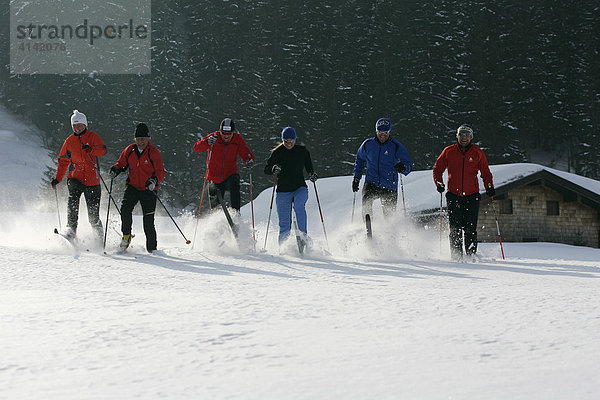 Skilangläufer  in Valepp am Spitzingsee  Oberbayern  Bayern  Deutschland