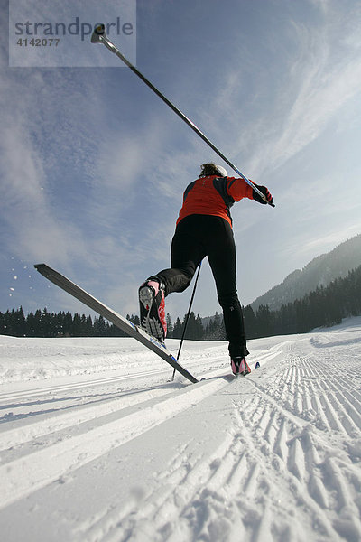 Ski-Langläuferin im klassischen Stil