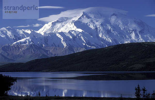 Wonder Lake vor dem Mount McKinley im Denali National Park  Alaska  USA