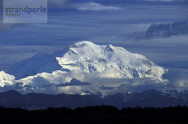 Mount McKinley mit Wickersham Wall im Denali National Park  Alaska  USA