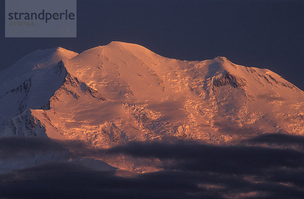 Nordgipfel des Mount McKinley im letzten Abendlicht im Denali Ntl. Park  Alaska